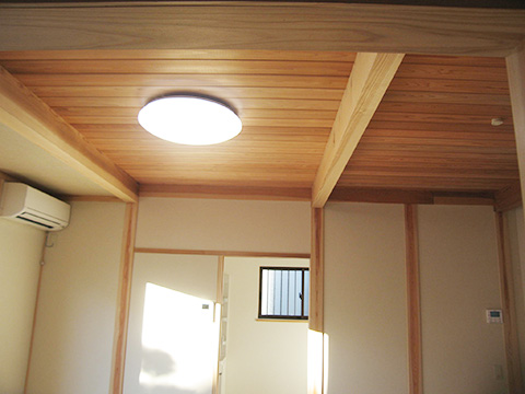 床：桧無地板、壁：珪藻土モダンコート、天井：杉赤身板