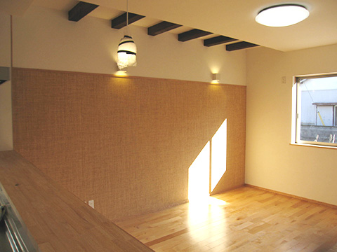 床：サクラ板、壁：紙布（美濃和紙）クロス+ビニールクロス、天井：ビニールクロス